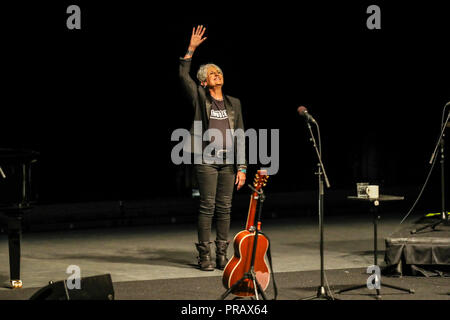 Durham, North Carolina, USA. Sep 29, 2018. Musique Artiste Joan Baez effectue à Durham, Caroline du Nord dans le cadre de sa tournée 2018. Joan Chandos Baez est un chanteur, auteur-compositeur, musicien et activiste dont la musique folk contemporaine inclut souvent des chansons de protestation ou de la justice sociale. Credit : Andy Martin Jr./ZUMA/Alamy Fil Live News Banque D'Images