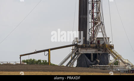 Williston, Dakota du Nord, USA. Sep 8, 2018. Un appareil de forage appartenant à Pioneer Energy Services forage d'un puits de gaz/pétrole près de Williston, N.D. Credit : Bayne Stanley/ZUMA/Alamy Fil Live News Banque D'Images