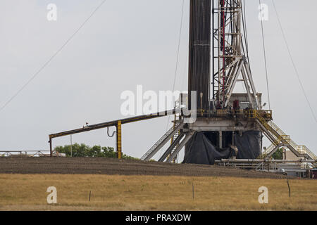 Williston, Dakota du Nord, USA. Sep 8, 2018. Un appareil de forage appartenant à Pioneer Energy Services forage d'un puits de gaz/pétrole près de Williston, N.D. Credit : Bayne Stanley/ZUMA/Alamy Fil Live News Banque D'Images