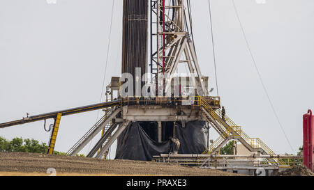 Williston, Dakota du Nord, USA. Sep 8, 2018. Un appareil de forage appartenant à Pioneer Energy Services forage d'un puits de gaz/pétrole près de Williston, N.D. Credit : Bayne Stanley/ZUMA/Alamy Fil Live News Banque D'Images