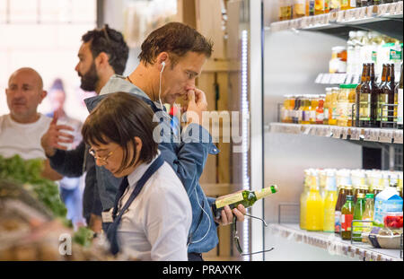 Rome, l'acteur britannique Clive Owen photographié dans les rues de Rome tout en faisant des emplettes dans un supermarché bio avant de partir. Banque D'Images