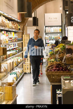 Rome, l'acteur britannique Clive Owen photographié dans les rues de Rome tout en faisant des emplettes dans un supermarché bio avant de partir. Banque D'Images