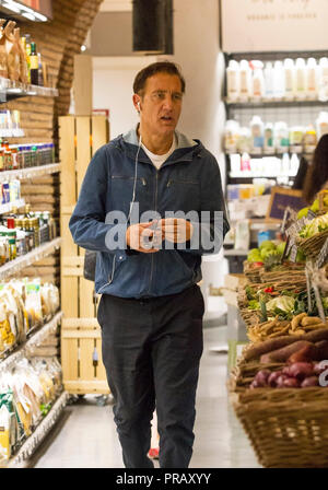 Rome, l'acteur britannique Clive Owen photographié dans les rues de Rome tout en faisant des emplettes dans un supermarché bio avant de partir. Banque D'Images