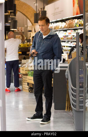 Rome, l'acteur britannique Clive Owen photographié dans les rues de Rome tout en faisant des emplettes dans un supermarché bio avant de partir. Banque D'Images