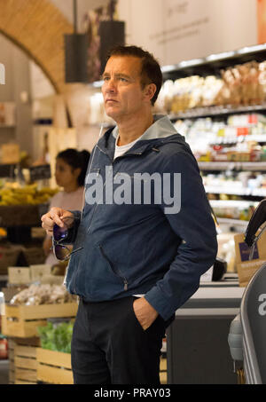 Rome, l'acteur britannique Clive Owen photographié dans les rues de Rome tout en faisant des emplettes dans un supermarché bio avant de partir. Banque D'Images