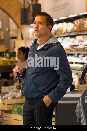 Rome, l'acteur britannique Clive Owen photographié dans les rues de Rome tout en faisant des emplettes dans un supermarché bio avant de partir. Banque D'Images