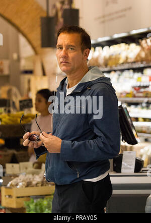 Rome, l'acteur britannique Clive Owen photographié dans les rues de Rome tout en faisant des emplettes dans un supermarché bio avant de partir. Banque D'Images
