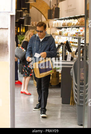 Rome, l'acteur britannique Clive Owen photographié dans les rues de Rome tout en faisant des emplettes dans un supermarché bio avant de partir. Banque D'Images