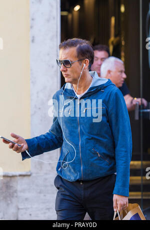 Rome, l'acteur britannique Clive Owen photographié dans les rues de Rome tout en faisant des emplettes dans un supermarché bio avant de partir. Banque D'Images