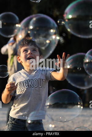 Rome, Italie. Sep 30, 2018. Un garçon joue avec des bulles dans la Villa Borghese, Rome, Italie, 30 septembre 2018. Credit : Cheng Tingting/Xinhua/Alamy Live News Banque D'Images