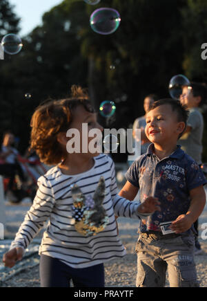 Rome, Italie. Sep 30, 2018. Deux enfants jouent avec des bulles dans la Villa Borghese, Rome, Italie, 30 septembre 2018. Credit : Cheng Tingting/Xinhua/Alamy Live News Banque D'Images