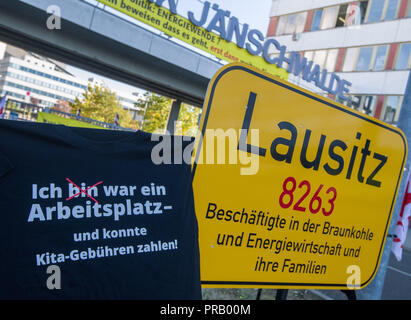 30 septembre 2018, le Brandebourg, Jaenschwalde : protestation à préserver de lignite en face de l'Jänschwalde éco-compatible de Lausitz Energie Bergbau AG (LEAG). Le lignite Jänschwalde de Brandebourg dans le sud a pris l'un de ses six unités hors de la grille, le 30 septembre 2018. Pour la première fois, le territoire de Lusace est affectée par la préparation de la sécurité. Afin de protéger le climat, un certain nombre d'unités centrales seront fermées au cours des ans et à l'arrêt après des années afin d'émettre moins de CO2. Photo : Patrick Pleul/dpa-Zentralbild/ZB Banque D'Images