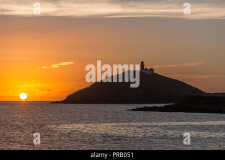 Ballycotton, Cork, Irlande. 1er octobre 2018. Silhouettes de lumière tôt le matin le phare à Ballycotton Co. Cork, Irlande. Crédit : David Creedon/Alamy Live News Banque D'Images