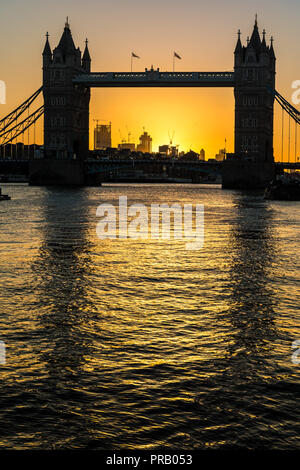 Londres, Royaume-Uni. 1 octobre, 2018. Météo France : premier jour d'octobre apporte une intense sunrise over London Tower Bridge. Crédit : Guy Josse/Alamy Live News Banque D'Images