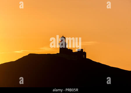 Ballycotton, Cork, Irlande. 1er octobre 2018. Silhouettes de lumière tôt le matin le phare à Ballycotton Co. Cork, Irlande. Crédit : David Creedon/Alamy Live News Banque D'Images