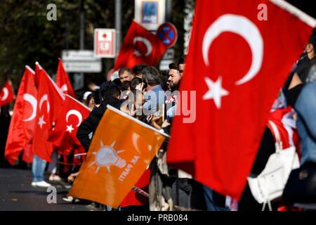 Cologne, Allemagne. Sep 29, 2018. Erdogan ventilateur à la mosquée centrale Ditib dans Ehrenger sur la visite du Président turc Erdogan. Cologne, 29.09.2018 | Conditions de crédit dans le monde entier : dpa/Alamy Live News Banque D'Images