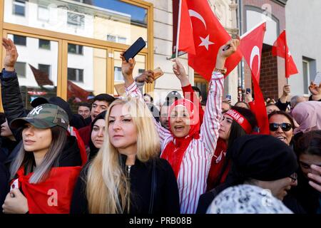 Cologne, Allemagne. Sep 29, 2018. Erdogan ventilateur à la mosquée centrale Ditib dans Ehrenger sur la visite du Président turc Erdogan. Cologne, 29.09.2018 | Conditions de crédit dans le monde entier : dpa/Alamy Live News Banque D'Images