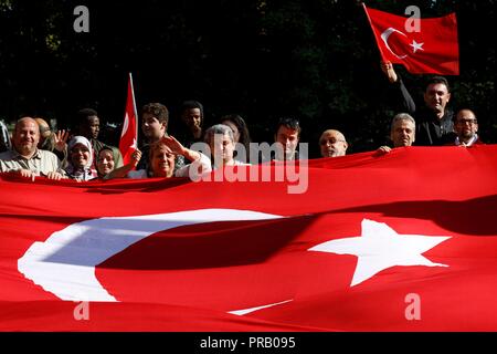 Cologne, Allemagne. Sep 29, 2018. Erdogan ventilateur à la mosquée centrale Ditib dans Ehrenger sur la visite du Président turc Erdogan. Cologne, 29.09.2018 | Conditions de crédit dans le monde entier : dpa/Alamy Live News Banque D'Images