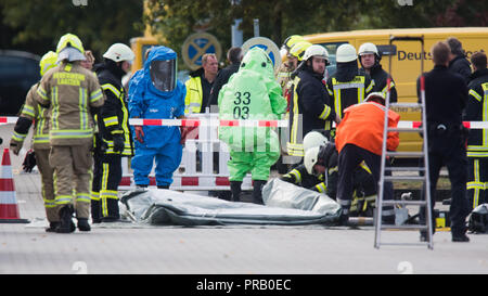 Pattensen, Allemagne. Le 01 octobre 2018. Les pompiers sont stationnés dans un colis et lettre centre de la Deutsche Post lorsque les matières dangereuses sont utilisées. Une fuite de liquide inconnu dans le centre de paquets a causé un incendie de grande ampleur l'opération de la brigade dans la matinée. Photo : Julian Stratenschulte/dpa dpa : Crédit photo alliance/Alamy Live News Banque D'Images