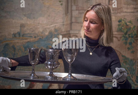 Bonhams, Knightsbridge, London, UK. 1 octobre, 2018. Les collections privées des morceaux de Lady Lucan's Estate, Beverston Château, la Swedish Lake House et la succession du vicomte Churchill. Image : coupes en argent gagné dans les tournois de jeu par lord Lucan. Lady Lucan était mariée à John Bingham, 7e comte de Lucan, qui avait disparu en 1974 après la tentative de meurtre de son ex-femme et le meurtre de leurs enfants, la nounou Sandra Rivett. Lucan a été identifié comme étant son assassin, le premier membre de la Chambre des Lords d'être nommé au tribunal comme un meurtrier depuis 1760. Malcolm Park Crédit : Editorial Banque D'Images