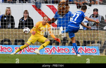 Köln, Deutschland. Sep 29, 2018. 29.09.2018, Baden-Wurttemberg, Sinsheim : Football : Bundesliga, 6ème journée, 1899 Hoffenheim - RB Leipzig dans l'Wirsol Rhein-Neckar-Arena. Hoffenheim's Andrej Kramaric (R) a marqué la pénalité de 1 : 2. Crédit : Thomas Kienzle/DPA - NOTE IMPORTANTE : en conformité avec les exigences de la DFL Ligue allemande de football et la Fédération allemande de football (DFB il est interdit dans le stade et/ou faites par les photos du jeu sous la forme de séquences d'acquisition et/ou la vidéo-comme des galeries de photos pour être recyclés ou recyclables. Utilisation dans le monde entier |/dpa/Alamy Live News Banque D'Images