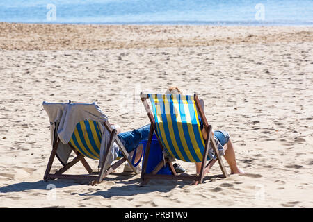 Bournemouth, Dorset, UK. 1 octobre, 2018. Météo France : premier jour d'octobre et une chaude journée ensoleillée à Bournemouth, en tant que visiteurs, chef de la station balnéaire de profiter du soleil à la plage. Credit : Carolyn Jenkins/Alamy Live News Banque D'Images