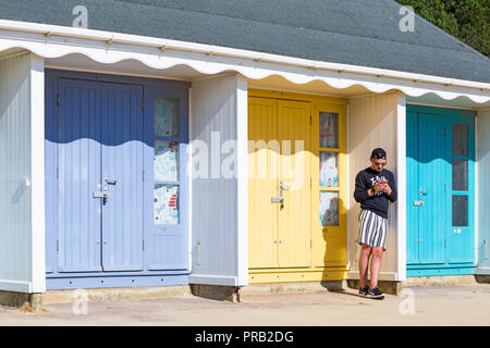 Bournemouth, Dorset, UK. 1 octobre 2018. Météo France : premier jour d'octobre et une chaude journée ensoleillée à Bournemouth, en tant que visiteurs, chef de la station balnéaire de profiter du soleil à la plage. Credit : Carolyn Jenkins/Alamy Live News Banque D'Images