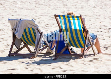 Bournemouth, Dorset, UK. 1 octobre 2018. Météo France : premier jour d'octobre et une chaude journée ensoleillée à Bournemouth, en tant que visiteurs, chef de la station balnéaire de profiter du soleil à la plage. Credit : Carolyn Jenkins/Alamy Live News Banque D'Images