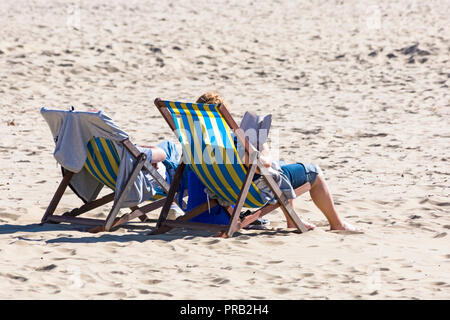 Bournemouth, Dorset, UK. 1 octobre 2018. Météo France : premier jour d'octobre et une chaude journée ensoleillée à Bournemouth, en tant que visiteurs, chef de la station balnéaire de profiter du soleil à la plage. Credit : Carolyn Jenkins/Alamy Live News Banque D'Images