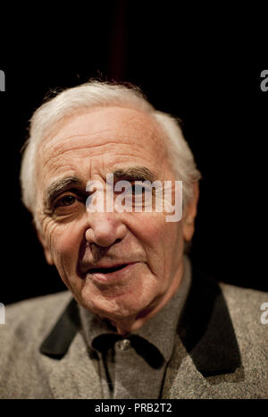 Cologne, Allemagne. Mar 17, 2011. Chanteur français Charles Aznavour se lit à partir de son livre au festival de littérature allumé.Cologne à Cologne, Allemagne, 17 mars 2011. Crédit : Rolf Vennenbernd | dans le monde d'utilisation/dpa/Alamy Live News Banque D'Images