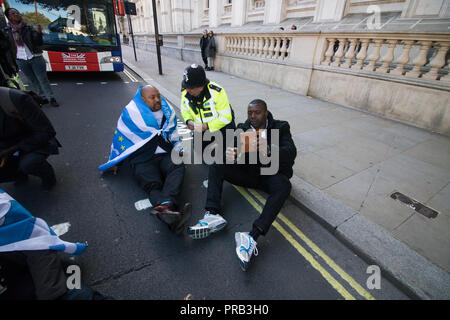 London UK. 1er octobre 2018. Un groupe d'environ 50 manifestants séparatistes 14 décembre Pro s'asseoir dans un stade bloque la circulation à Whitehall . Également connu sous le nom de décharge de terre, Amba est une auto-déclaré État constitué de la partie anglophone du Cameroun qui auparavant composé du Sud Cameroun qui était autrefois le territoire sous tutelle des Nations Unies de Southern Cameroons par le Royaume-Uni (1922-1961), qui en 1961 ont voté pour devenir indépendant du Royaume-Uni. Credit : amer ghazzal/Alamy Live News Banque D'Images