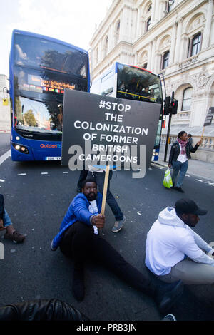 London UK. 1er octobre 2018. Un groupe d'environ 50 manifestants séparatistes 14 décembre Pro s'asseoir dans un stade bloque la circulation à Whitehall . Également connu sous le nom de décharge de terre, Amba est une auto-déclaré État constitué de la partie anglophone du Cameroun qui auparavant composé du Sud Cameroun qui était autrefois le territoire sous tutelle des Nations Unies de Southern Cameroons par le Royaume-Uni (1922-1961), qui en 1961 ont voté pour devenir indépendant du Royaume-Uni. Credit : amer ghazzal/Alamy Live News Banque D'Images