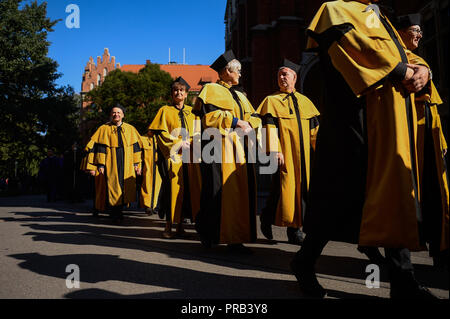 Cracovie, Pologne. 1 octobre, 2018. Avec les professeurs et jaune vêtements retour assister à la 655th procession de l'ouverture de l'année académique à l'Université Jagellonne. Fondée en 1364, l'Université Jagellonne est la plus ancienne université en Pologne, la deuxième plus ancienne université d'Europe centrale, et l'une des plus anciennes universités du monde. Credit : Omar Marques/SOPA Images/ZUMA/Alamy Fil Live News Banque D'Images