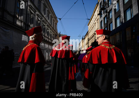 Cracovie, Pologne. 1 octobre, 2018. Les professeurs habillés de vêtements rouges et noirs assister à la 655th procession de l'ouverture de l'année académique à l'Université Jagellonne. Fondée en 1364, l'Université Jagellonne est la plus ancienne université en Pologne, la deuxième plus ancienne université d'Europe centrale, et l'une des plus anciennes universités du monde. Credit : Omar Marques/SOPA Images/ZUMA/Alamy Fil Live News Banque D'Images