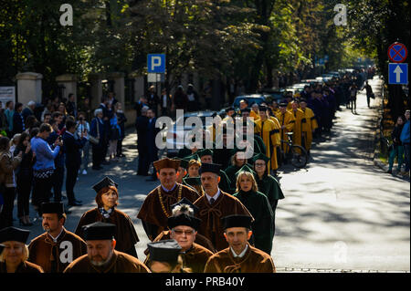 Cracovie, Pologne. 1 octobre, 2018. Les professeurs arrive à l'Auditorium Maximum au cours de la 655th procession de l'ouverture de l'année académique à l'Université Jagellonne. Fondée en 1364, l'Université Jagellonne est la plus ancienne université en Pologne, la deuxième plus ancienne université d'Europe centrale, et l'une des plus anciennes universités du monde. Credit : Omar Marques/SOPA Images/ZUMA/Alamy Fil Live News Banque D'Images