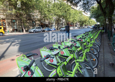 Bubi MOL louer des vélos sur l'Avenue Andrássy Andrássy út ou à Budapest Banque D'Images