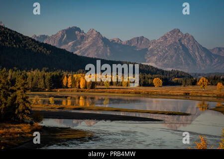 Oxbow Bend sur la Snake River au lever du soleil avec des couleurs d'automne et reflets dans les eaux peu profondes, Teton National Park Wyoming Banque D'Images