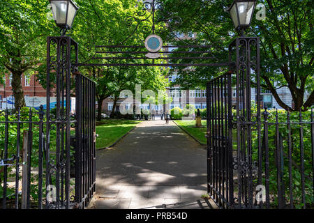 Jeune femme sur Queen Square, Londres, Angleterre Banque D'Images