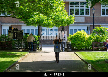 Jeune femme sur Queen Square, Londres, Angleterre Banque D'Images