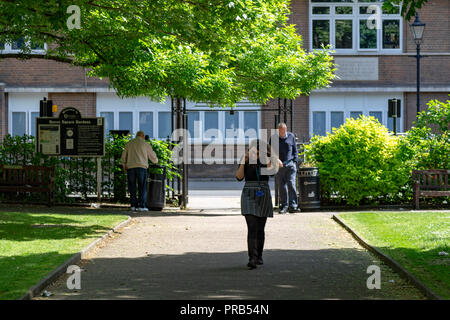 Jeune femme sur Queen Square, Londres, Angleterre Banque D'Images