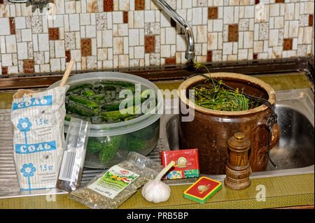 Les concombres vert marinés dans des bocaux en verre sur un comptoir de cuisine Banque D'Images