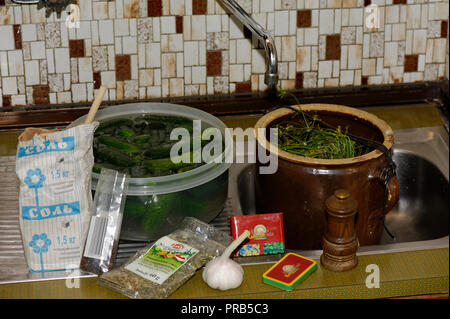 Les concombres vert marinés dans des bocaux en verre sur un comptoir de cuisine Banque D'Images