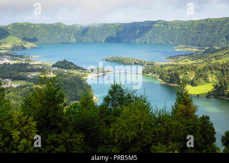 Lagoa Verde et Lagoa Azul, lacs de Sete Cidades cratères volcaniques sur l'île San Miguel, Açores, Portugal. Banque D'Images