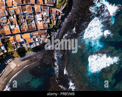 Voler au-dessus de l'océan sur la côte de corail à Maia ville de l'île San Miguel, Açores, Portugal. Banque D'Images