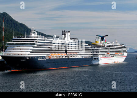 Deux navires de croisière sont alignées en Juneau, Alaska Banque D'Images