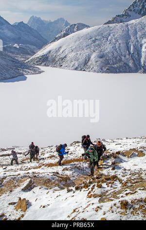 Les randonneurs randonnées Gokyo Ri Banque D'Images