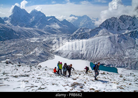 Les randonneurs randonnées Gokyo Ri Banque D'Images