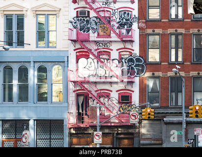 NEW YORK CITY, vers 2018 : bâtiment abandonné le long de la rue du Canal est couvert de graffitis dans Manhattan, New York City NYC. Banque D'Images