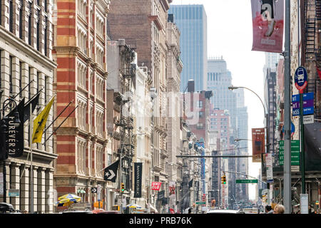 NEW YORK CITY, vers 2018 : Les trottoirs bondés de Broadway et Prince Street sont occupés dans le quartier Soho de Manhattan NYC. Banque D'Images