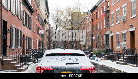 I LOVE NY écrit dans la neige sur une voiture stationnée dans le quartier de Greenwich Village de Manhattan après une tempête hivernale Banque D'Images